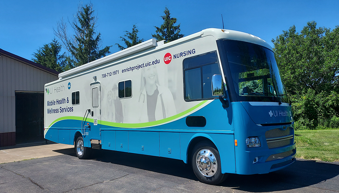 A large RV bears the brand elements of UI Health and UIC College of Nursing